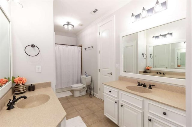 full bath featuring toilet, two vanities, and a shower with curtain