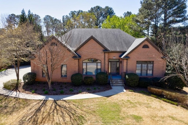 view of front of property featuring a front yard