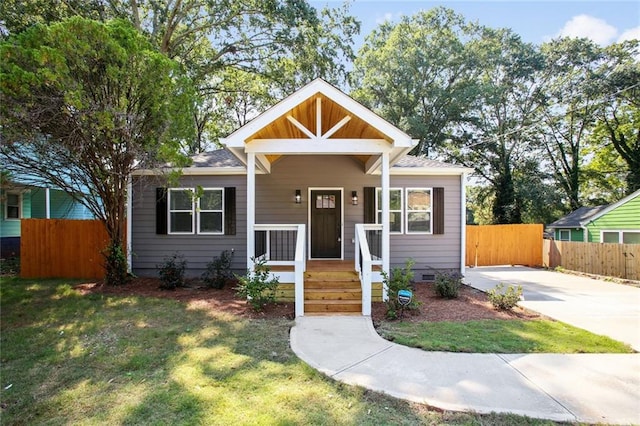 view of front of home featuring a front yard