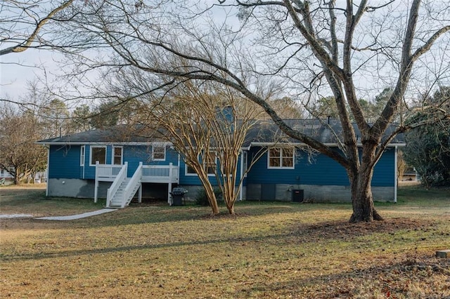 view of front facade featuring a front yard and central air condition unit