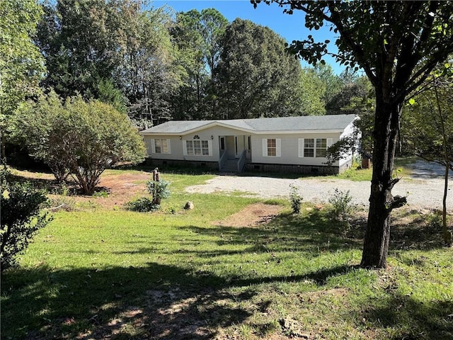 view of front facade featuring a front lawn