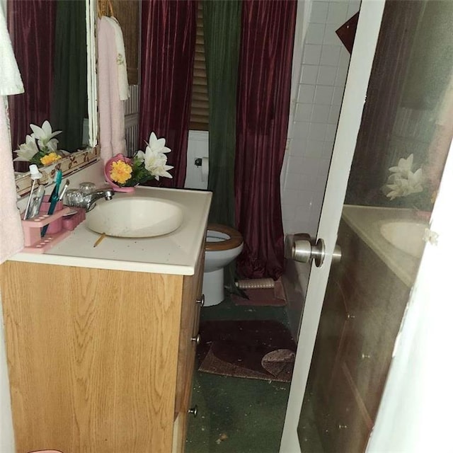 full bath with vanity, toilet, and shower / tub combo with curtain