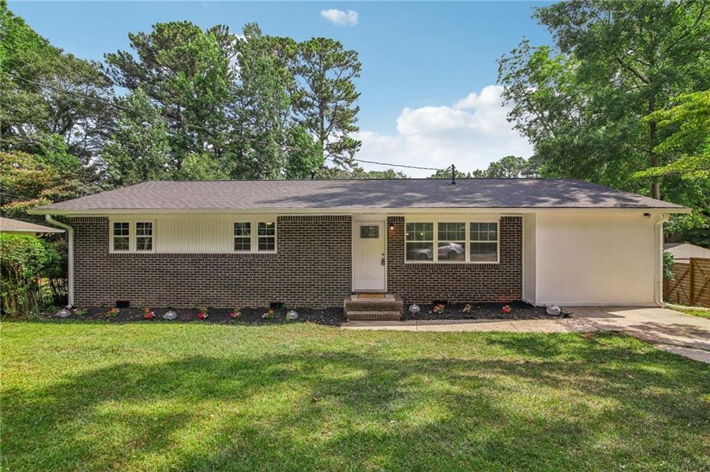 ranch-style home featuring a front lawn