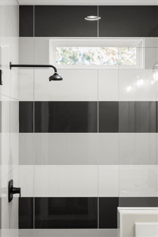 bathroom featuring a tile shower