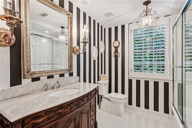 bathroom featuring a shower with door, visible vents, a notable chandelier, and wallpapered walls