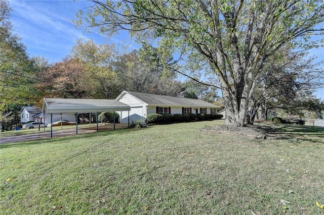 single story home with a front lawn