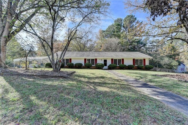 ranch-style home featuring a front yard