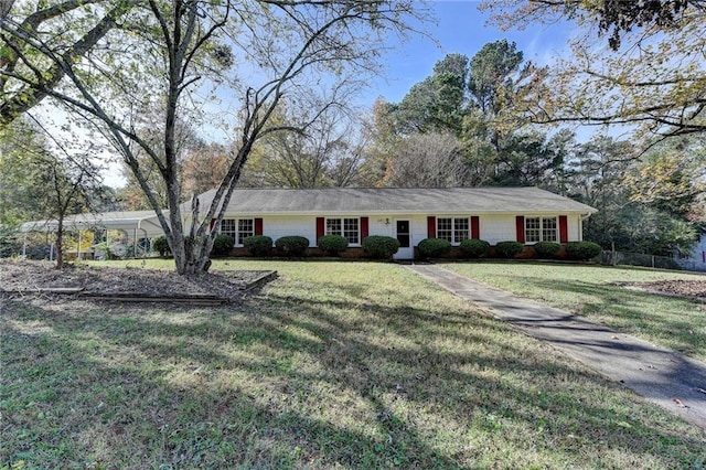 single story home featuring a front yard