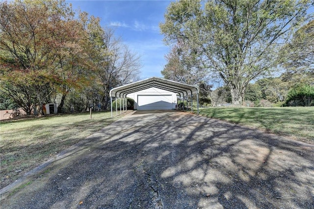 view of front facade with a carport, a storage shed, and a front lawn