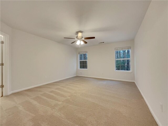 carpeted empty room featuring ceiling fan