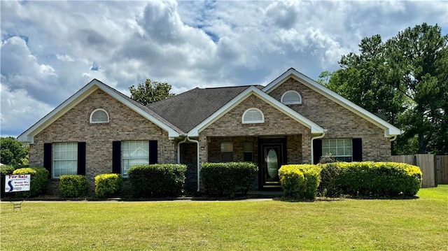 view of front facade with a front yard