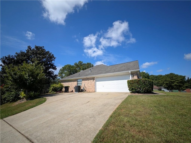 view of front of home featuring central air condition unit, a front lawn, and a garage