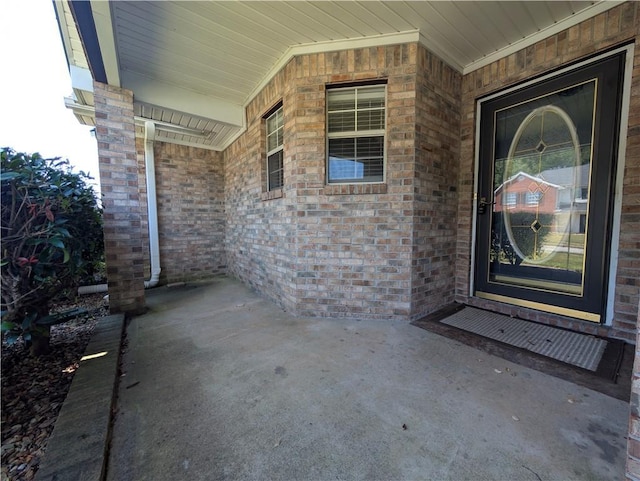 entrance to property featuring covered porch