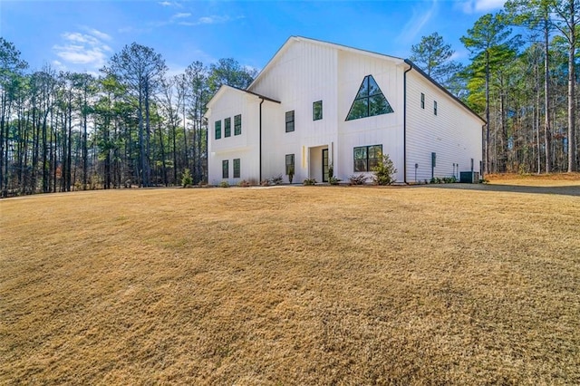 view of front of property featuring a front lawn