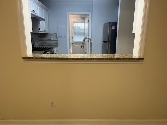 5950 Wintergreen Rd, Norcross, GA 30093 - kitchen featuring freestanding refrigerator, stove, a peninsula, and a sink