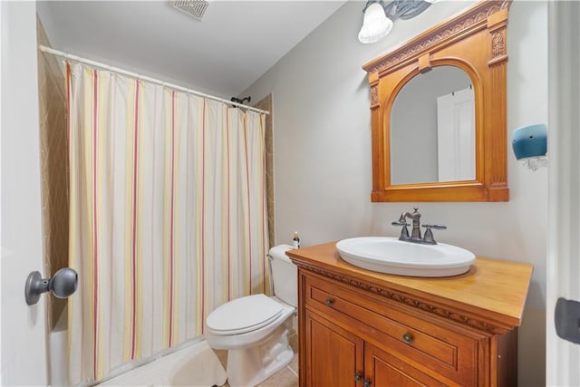 bathroom featuring a shower with shower curtain, vanity, and toilet