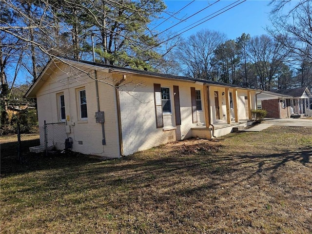 view of front of property featuring a front lawn