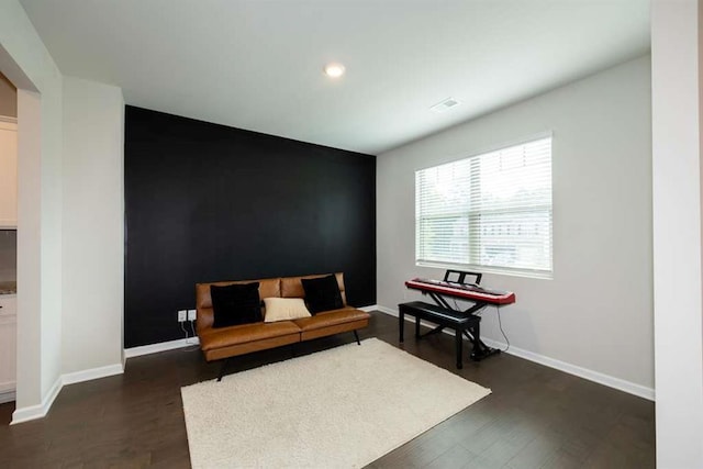 living area with dark wood-style flooring, baseboards, and recessed lighting