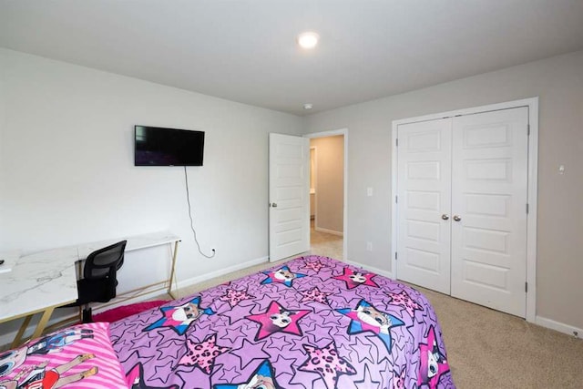 bedroom featuring carpet flooring, baseboards, and a closet