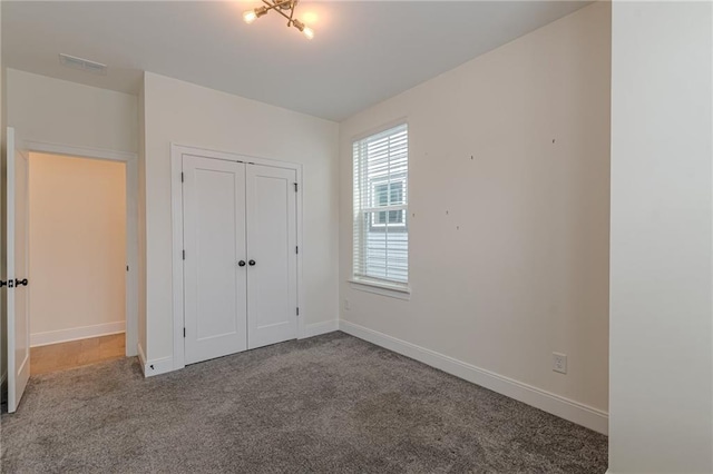 unfurnished room with carpet flooring, ceiling fan, and a tray ceiling