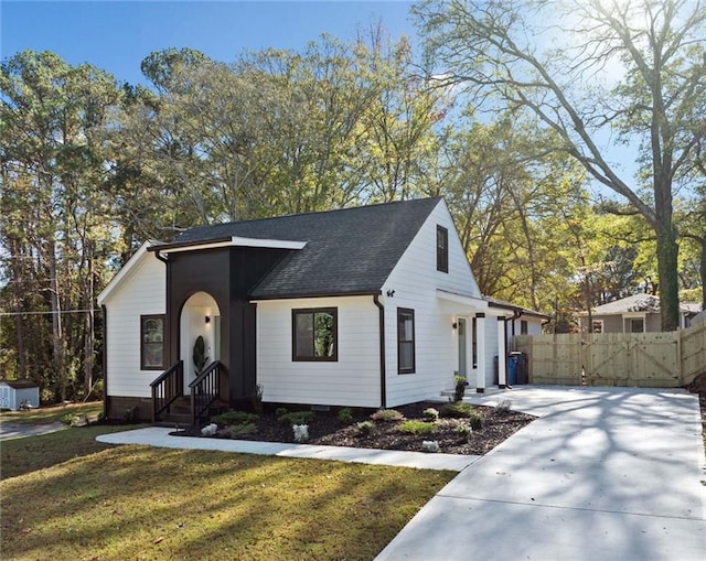 view of front of property with a front yard