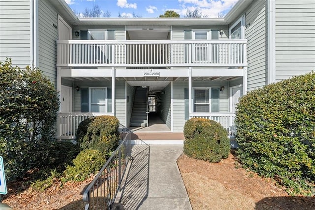 property entrance featuring a porch and a balcony