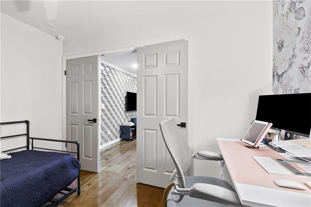 bedroom featuring hardwood / wood-style floors and ceiling fan