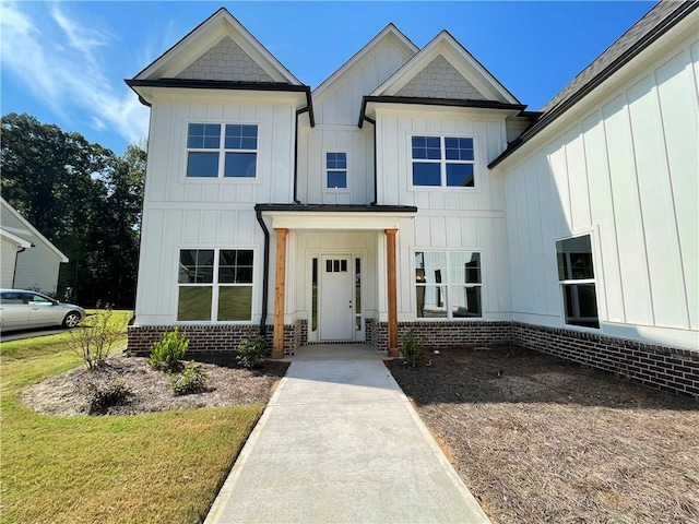 view of front facade with a front yard