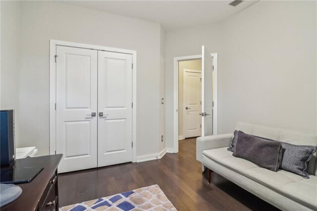 823 Canterbury Overlook, Atlanta, GA 30324 - interior space featuring dark wood-type flooring, a closet, baseboards, and visible vents