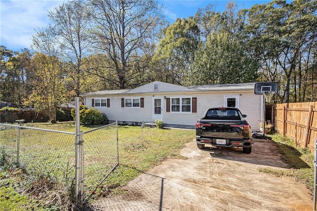 view of front of property featuring a front lawn