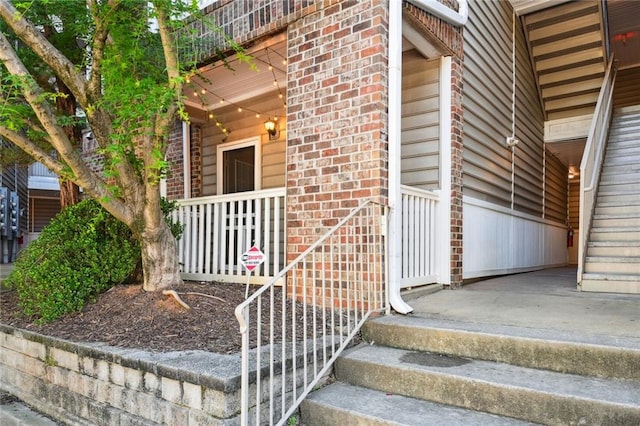 entrance to property featuring a porch