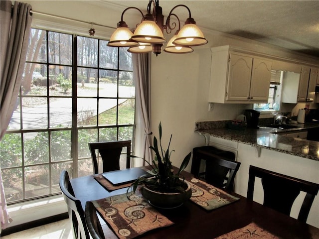 dining area featuring an inviting chandelier