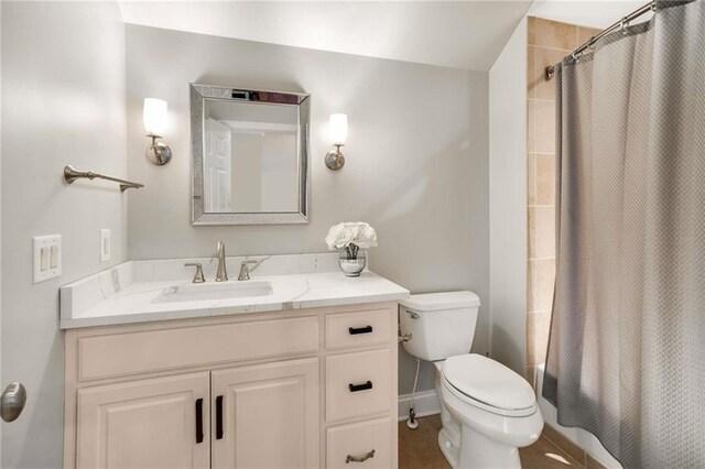 full bath featuring curtained shower, baseboards, vanity, and toilet