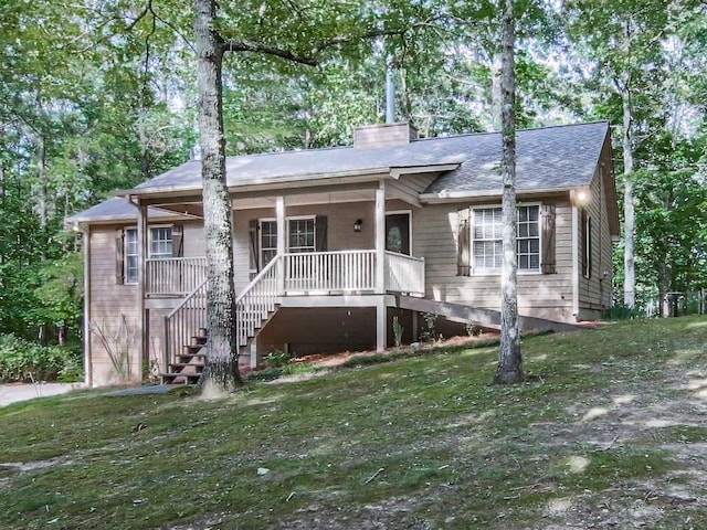 single story home featuring a porch and a front lawn