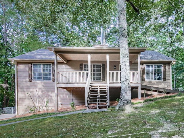 view of front of house with a front lawn