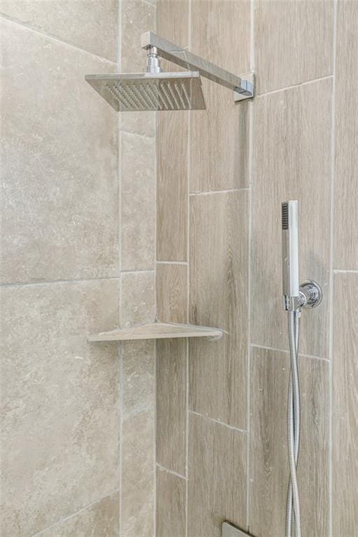 room details featuring tiled shower