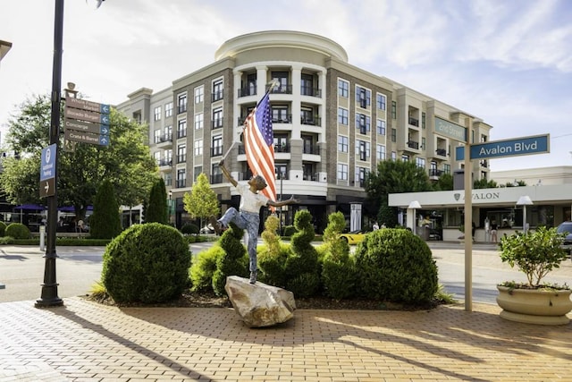 view of apartment building / complex