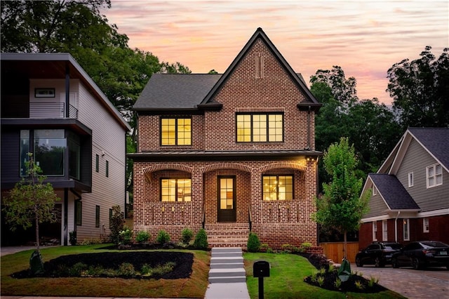 view of front facade featuring a yard