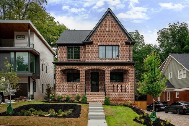 view of front facade with a front lawn and covered porch