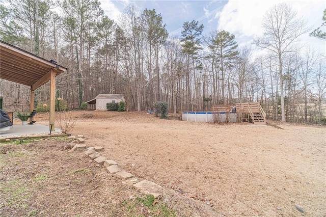 view of yard featuring a storage shed