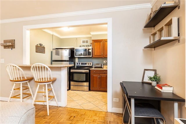 kitchen featuring crown molding, open shelves, stainless steel appliances, a breakfast bar, and visible vents