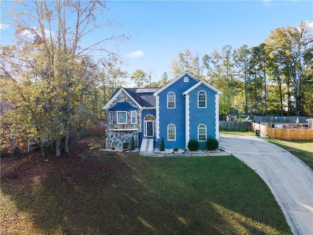 view of front of property featuring a front yard