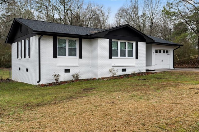 view of front of house featuring a garage and a front yard