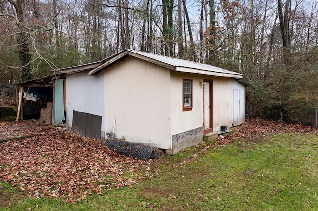 view of outdoor structure featuring a yard