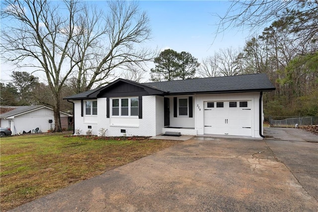 view of front facade featuring a garage and a front yard