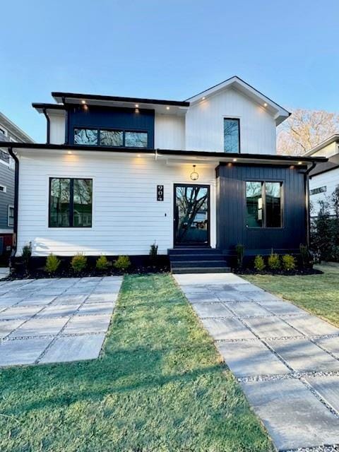 view of front of house featuring a front lawn