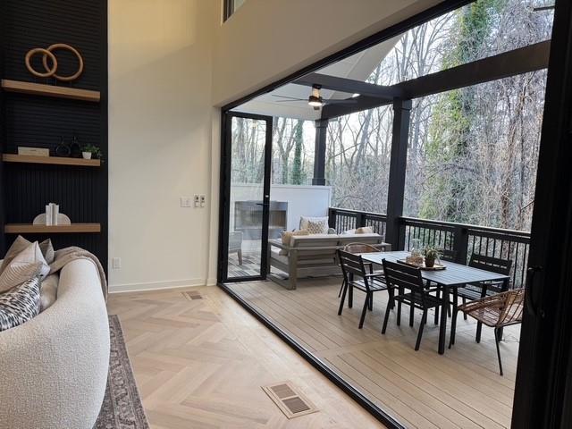 sunroom with visible vents and ceiling fan