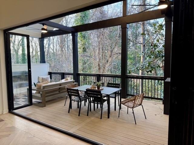 sunroom with ceiling fan