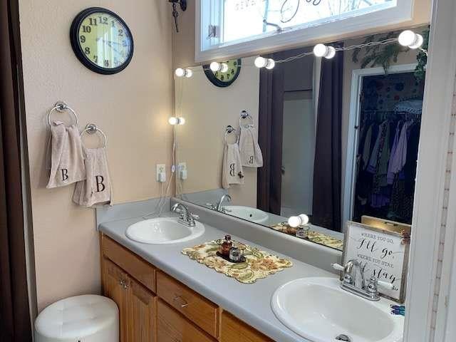 789 N Falling Waters Dr N, Demorest, GA 30535 - full bath with double vanity and a walk in closet