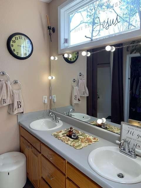 789 N Falling Waters Dr N, Demorest, GA 30535 - bathroom with double vanity